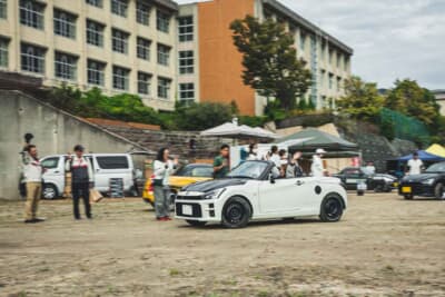 退場時にはイベントスタッフやメーカーのスタッフらがオーナーたちに笑顔で手を振り、「いってらっしゃい！」と挨拶を交わした