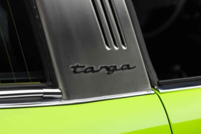 30万2000ドル(邦貨換算約4450万円)で落札されたポルシェ「911カレラ 2.7タルガ」(C)Courtesy of RM Sotheby's