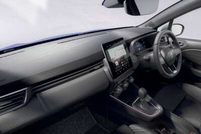 ルノー ルーテシア エスプリ アルピーヌ フルハイブリッド E-TECH：トリコロールのステッチをあしらったレザーフリーの室内空間