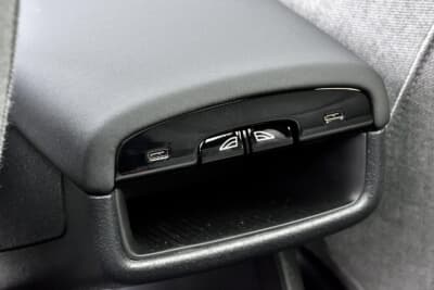 EX30 Ultra Twin Motor Performance:リヤシート用のパワーウインドウスイッチ。センターコンソール後方に装着される