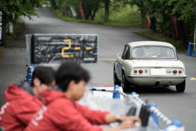 イタリア車とアメリカ車の祭典「チャオ！2025」の会場、丹波ワイン前でのPC競技に挑むエントラント