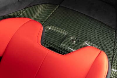 フェラーリSC40:フロアマットなどキャビンのいたるところで存在感を発するカーボンケブラー素材