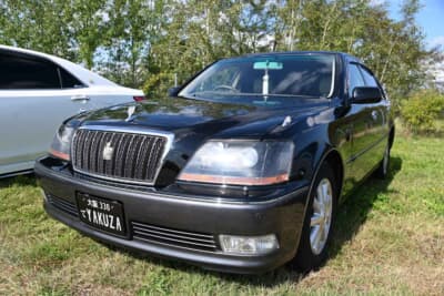 知ってか知らずかな大阪管轄ナンバーが…。ルームミラーには、昭和らしさ満点の「ふさ」が下がってます