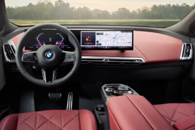BMW iX:BMWヘッドアップディスプレイはダッシュボードと一体化