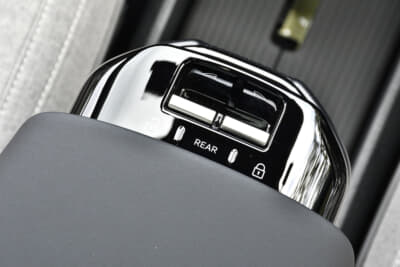 EX30 Ultra Twin Motor Performance;センターコンソール前端には前席用のパワーウインドウスイッチが装着される。スイッチは2個だが切り替え式でリアウインドウの開閉も可能。ハーネスを短くする努力だ