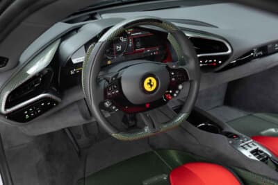 フェラーリSC40:メーターパネルは最新のHMI採用だが、情報表示は必要最小限。ドライビングへの集中を優先する