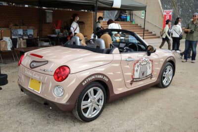 ダイハツ コペン：市長は、可愛らしいウォンバットをイメージしたラッピングコペンに乗ってイベントに駆けつけた