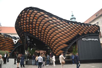 魅力的なティンダヤ・ショーカーを展示したクプラの意欲的な展示ブース