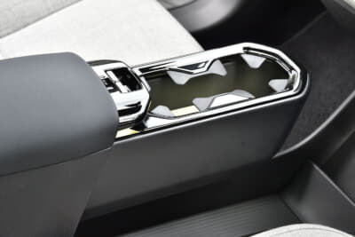 EX30 Ultra Twin Motor Performance:カップホルダーはスライド式