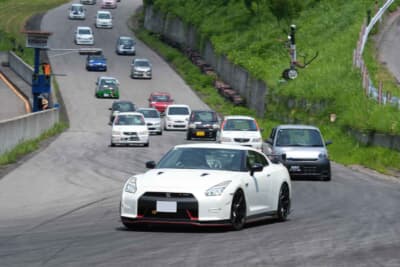 決勝はローリングスタート。先導車が抜けると24台が1コーナーに向けて飛び込んでいく