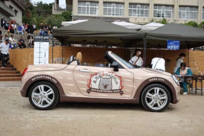 ダイハツ コペン：市長は、可愛らしいウォンバットをイメージしたラッピングコペンに乗ってイベントに駆けつけた