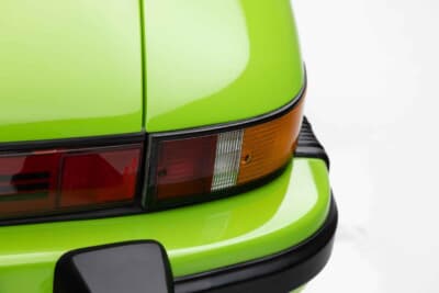 30万2000ドル(邦貨換算約4450万円)で落札されたポルシェ「911カレラ 2.7タルガ」(C)Courtesy of RM Sotheby's