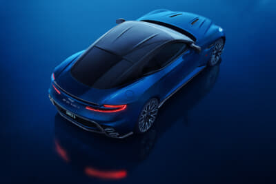 アストンマーティンDB12S:専用固定式カーボンスポイラーブレードはリアの空力性能の高さを主張する