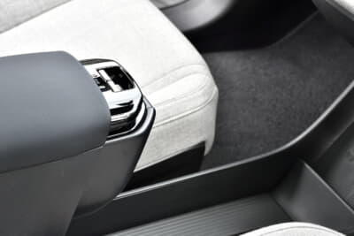 EX30 Ultra Twin Motor Performance:カップホルダーはスライド式(収納時)