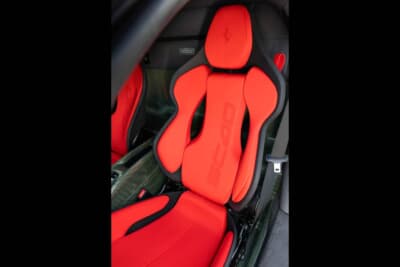 フェラーリSC40:シートはチャコール・アルカンターラと赤のジャガードファブリックのコンビで背面にはケブラー素材を採用