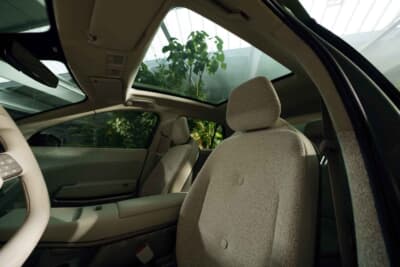 フォルクスワーゲンIDクロス・コンセプト：パノラミックガラスサンルーフが注ぎ込むキャビン