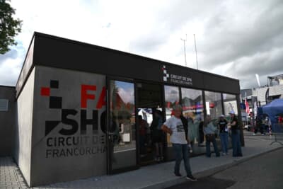 今年はサーキットのオフィシャルショップも増えて買いやすくなりました