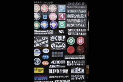 日本カスタムに欠かせないステッカーシリーズは、見てて楽しいです。車検表示シールは必須なのでしょうね