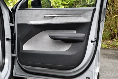 EX30 Ultra Twin Motor Performance;ドアスピーカーを廃したフロントドア。エコな内装パーツを採用する