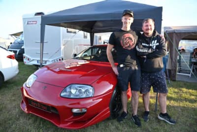 カズ・レーザーみたいな全身赤のトヨタ・80スープラです