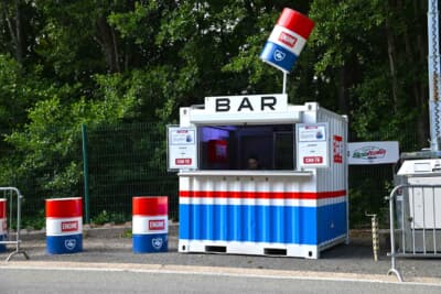 最近流行りのエンジンオイル缶に入ったお酒のショップもパドックに出ていました