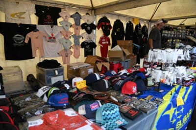キャップやTシャツは、どこの国でも定番人気