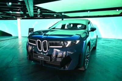 BMWブースの主役はiX3。縦グリルが異彩を放っていました