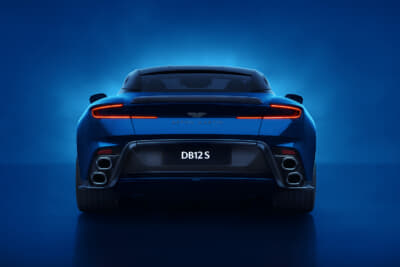 アストンマーティンDB12S:固定リアスポイラーのパワーとクワッドエキゾーストシステムのリアビュー