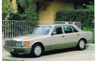 2代目Sクラス/W126型は1979年に登場。1991年まで販売された。写真はサッコパネルを装着した後期型。15インチホイールを装着した