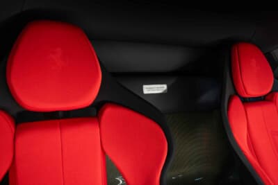 フェラーリSC40:シートのヘッドレストには跳ね馬のロゴとSCロゴが織り込まれている