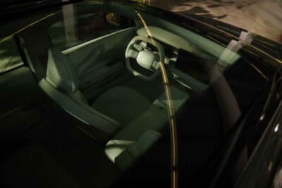 フォルクスワーゲンIDクロス・コンセプト：ラウンジのような快適性を追求し、光・音・空調を連動させるアトモスフィアモードを備える