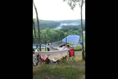 森の中にあるスパではレース観戦にハンモックが大活躍