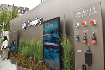 BMWブースではチャージシステムの展示も