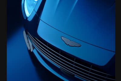 アストンマーティンDB12S:アイコニックなアストンマーティングリルが自信に満ち溢れた表情を作り上げる