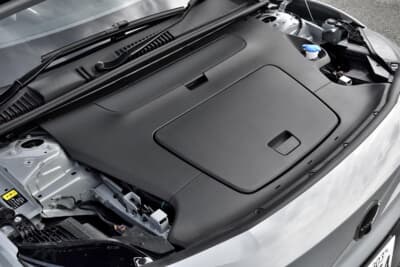 EX30 Ultra Twin Motor Performance:ボンネット下にはフタ付き収納スペースがある