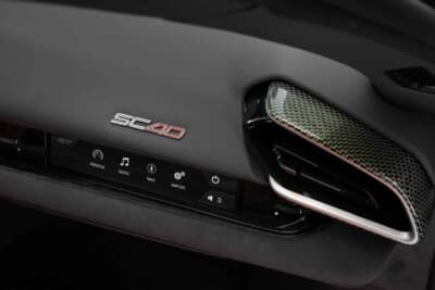 フェラーリSC40:助手席側ダッシュボードに輝くSC40専用バッジ