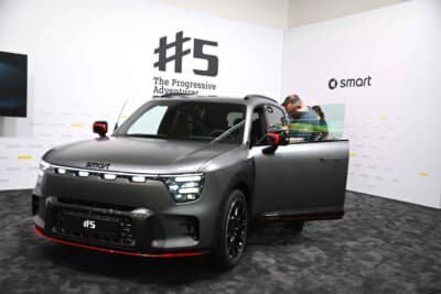 スマートブースでは♯5プレミアムと♯5サミットエディションを展示。昔日の面影がないですね