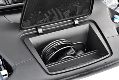 EX30 Ultra Twin Motor Performance:フロントの収納ボックスは普通充電用ケーブルを余裕で入れられる容量