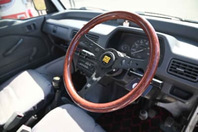 珍しいですね、ホンダ・アクティトラックです。右ハンドル