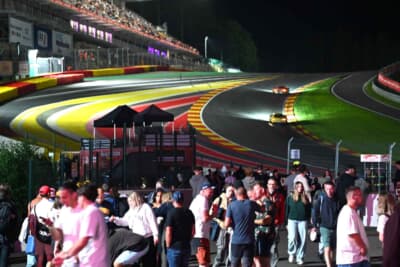 深夜のオールージュも人で溢れています