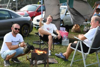 豪快にバーナー飛ばしてますね。片手にはコロナビールでまったり気分