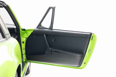 30万2000ドル(邦貨換算約4450万円)で落札されたポルシェ「911カレラ 2.7タルガ」(C)Courtesy of RM Sotheby's