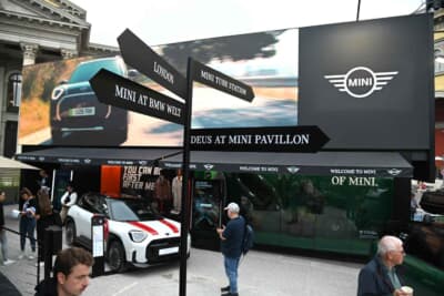 一般公開での来場者を迎えるためにブース敷地内で標識による動線案内が建てられていました