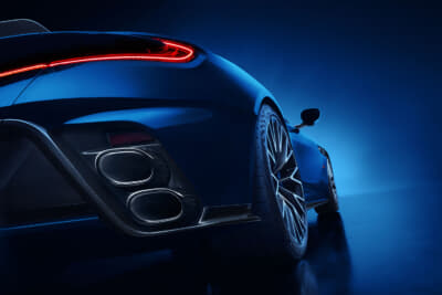 アストンマーティンDB12S:二対の縦列4本出しテールはSのキャラにふさわしいオーバル形状を採用