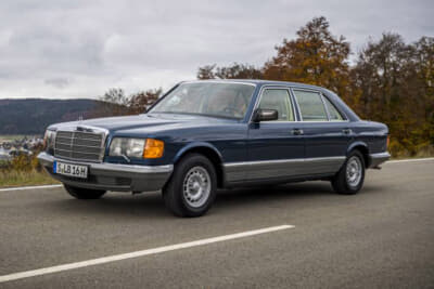 2代目Sクラス/W126型は1979年に登場。1991年まで販売された。写真は前期型でホイールは14インチ。サイドのパネルはひだの付いた形状だった