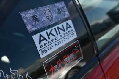 バッタもん感溢れるステッカーですが、若いオーナーさんには人気です