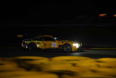 深夜のコースサイドは真っ暗です