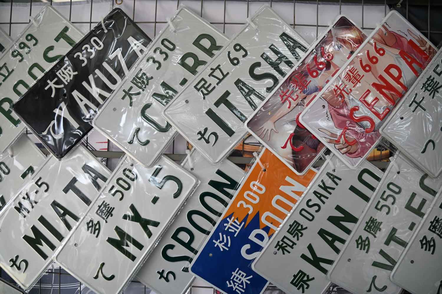 ドイツのZ世代に刺さった古めの日本車で水中花シフトレバーや刀の