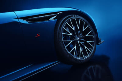 アストンマーティンDB12S:サテンブラックダイヤモンドターンドの21インチEVOLUTIONホイールを履く