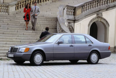 1991年にW140型3代目Sクラスが登場。ボディサイズは大幅に拡大され、2重サイドガラスの採用など快適性が向上。1998年まで販売された